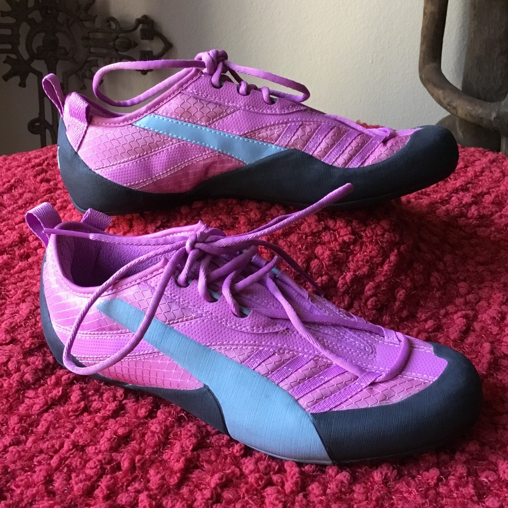 Puma light weight running shoe hot pink.